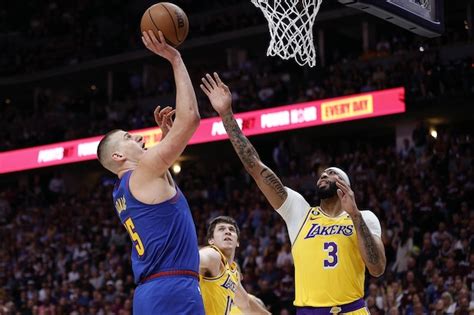 Warriors’ fourth quarter rally falls short as Lakers take Game 1